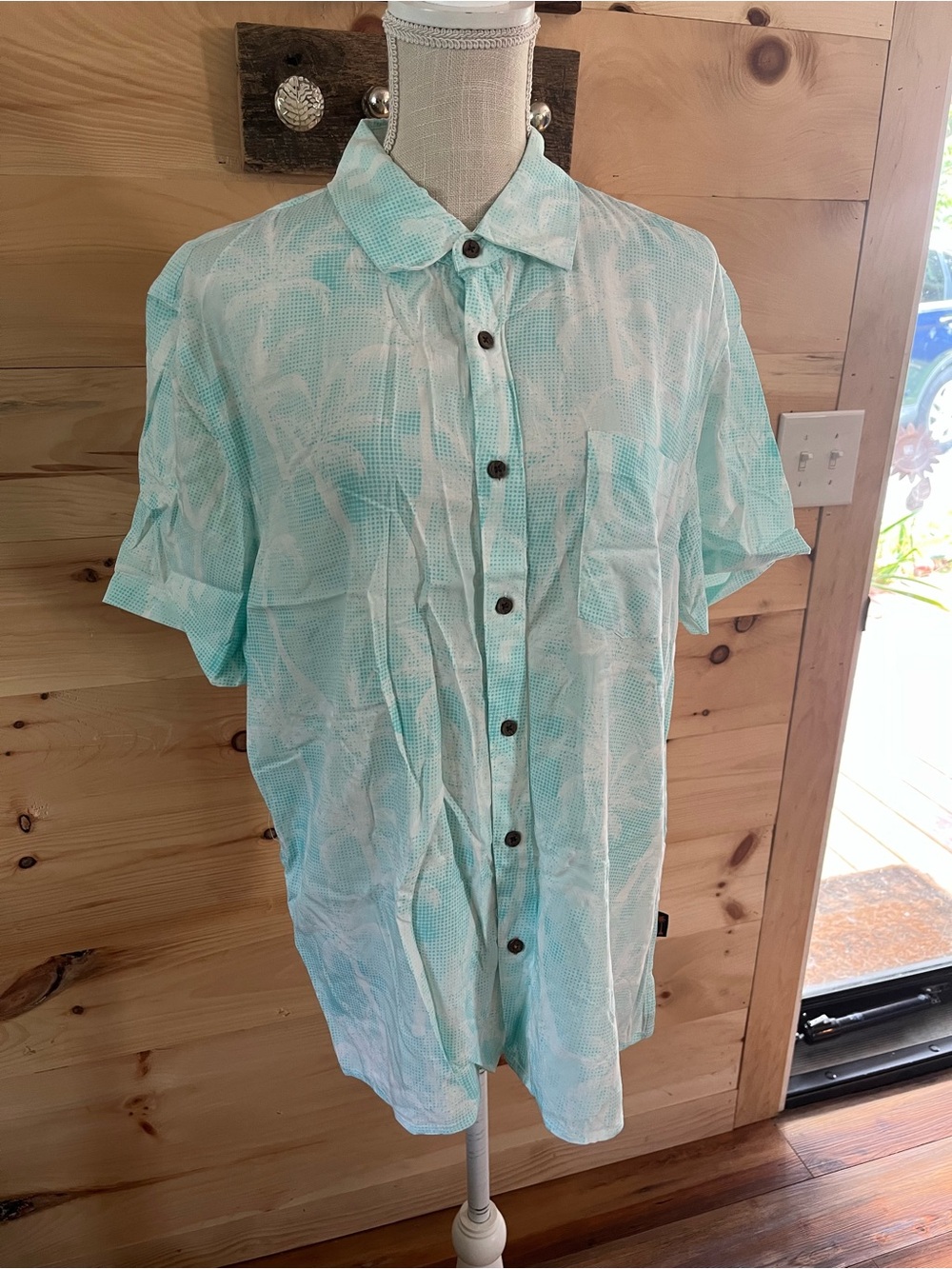 Men’s NWT Margaritaville Light Aqua Short-Sleeve Button-Up Shirt Size Medium